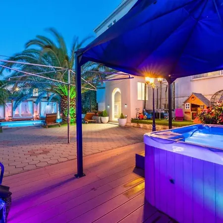 Bra I Premium With Outdoor Pool And Sauna - Two Bedroom With Balcony Apartment *